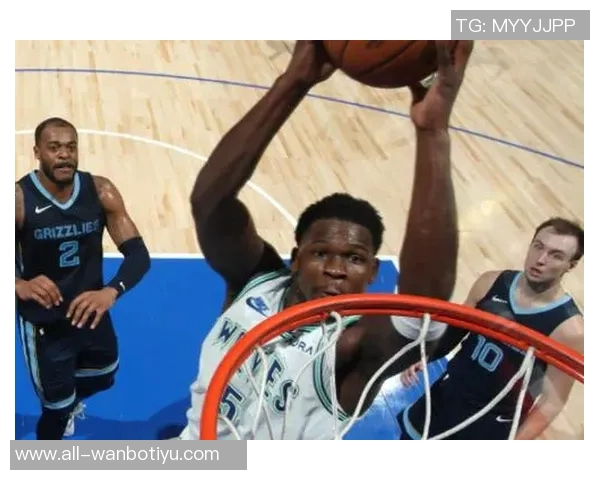 爱德华兹首节表现抢眼9投4中砍下12分并贡献前场板与防守数据